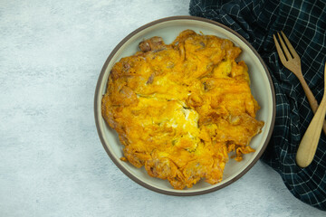 A dish of minced pork omelette