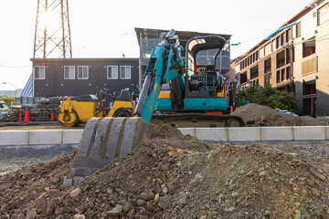 Obraz premium ショベルカーで土を掘る