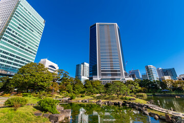 Obraz premium 旧芝離宮恩賜庭園と竹芝のオフィスビル群