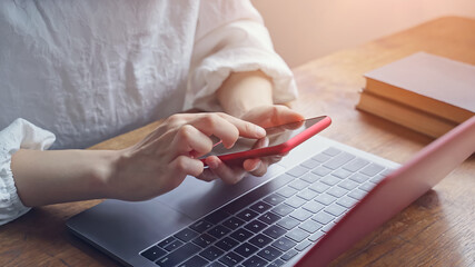 オフィスでスマホを使う女性