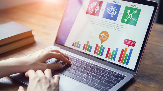 ノートパソコンを使う女性