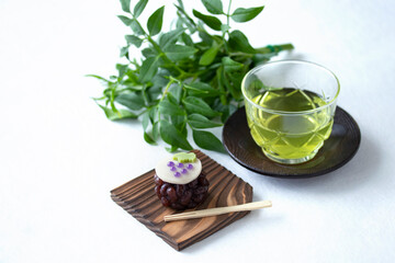 和菓子と冷茶とソケイのグリーンブーケ