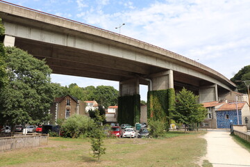 Fototapeta premium Pont routier sur la riviere Clain, ville de Poitiers, departement de la Vienne, France