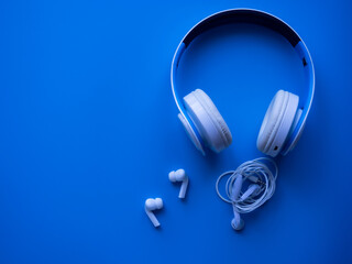 Headphones of different types of volumetric sound on a blue background.