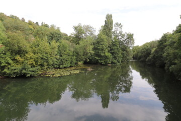 Fototapeta na wymiar La riviere Clain, ville de Poitiers, departement de la Vienne, France