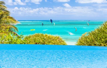 Fototapeten Piscine bleue, lagon aux eaux turquoise et Windsurf  © Unclesam