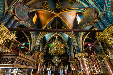 Fototapeta premium ギリシャ ロドス島のアルハンゲロスにある大天使ミカエル教会の煌びやかな聖堂内 Church of Michael the Archangel