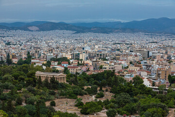 ギリシャ　アテネのアレオパゴスの丘から見える古代アゴラ内にあるヘパイストス神殿と街並み