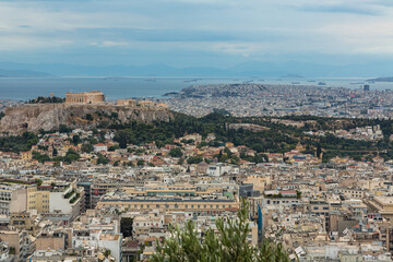 Fototapeta na wymiar ギリシャ　アテネのリカヴィトスの丘の頂上から見えるアクロポリス、パルテノン神殿、アテネの街並みとエーゲ海