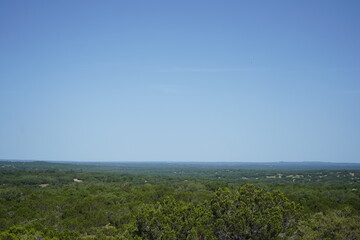 Fototapeta na wymiar テキサス州ドリッピングスプリングス郊外で見た森と青空