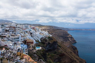 Fototapeta na wymiar ギリシャ　サントリーニ島の断崖の上にあるフィラの街並みとエーゲ海