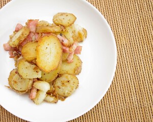 ポテトとベーコンの炒め物（ジャーマンポテト）