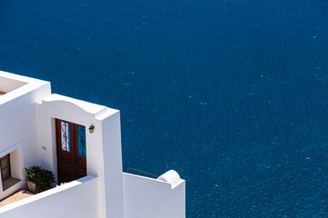 ギリシャ　サントリーニ島のイメロヴィグリの白い街並み　海へと続く扉
