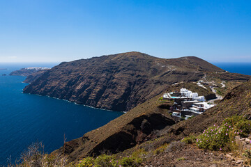 Fototapeta na wymiar ギリシャ　サントリーニ島のフィラからティアへのハイキングコースからの風景　断崖絶壁の崖とコバルトブルーのエーゲ海