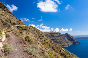 Fototapeta premium ギリシャ サントリーニ島のフィラからティアへのハイキングコースからの風景 断崖絶壁の崖とコバルトブルーのエーゲ海
