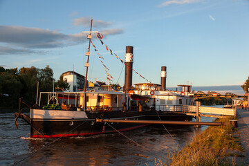 Fototapeta premium altes Raddampfer Schiff im Abendlicht