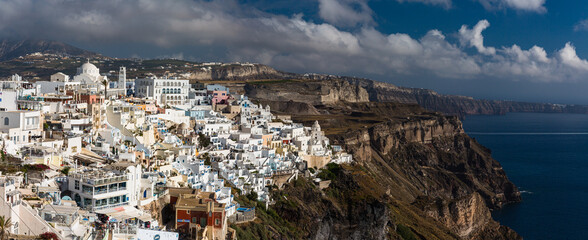 ギリシャ　サントリーニ島の断崖の上にあるフィラの街並みとエーゲ海