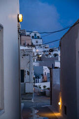 ギリシャ　サントリーニ島の夕暮れ時のフィラの町並みと細い路地