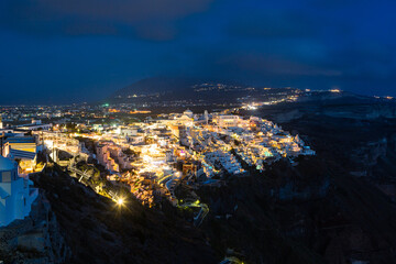 Fototapeta premium ギリシャ サントリーニ島の断崖の上にあるライトアップされたフィラの街の夜景