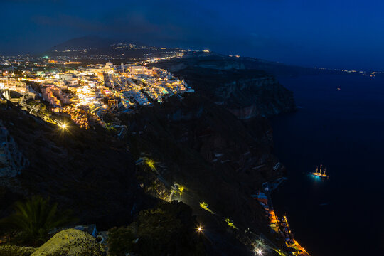 ギリシャ サントリーニ島の断崖の上にあるライトアップされたフィラの街の夜景 © pespiero