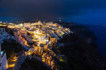 ギリシャ　サントリーニ島の断崖の上にあるライトアップされたフィラの街の夜景