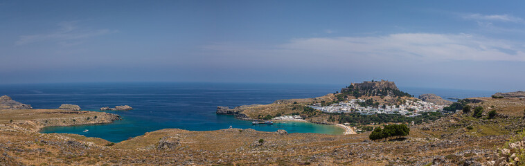 Fototapeta na wymiar ギリシャ　ロードス島にあるリンドスのアクロポリスと街並みとエーゲ海