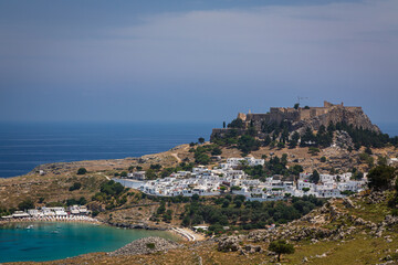 Obraz premium ギリシャ ロードス島にあるリンドスのアクロポリスと街並みとエーゲ海