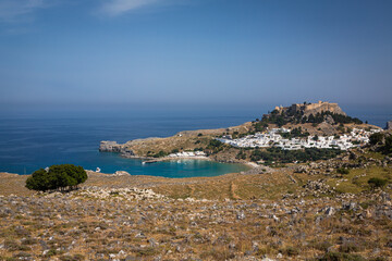 Fototapeta na wymiar ギリシャ　ロードス島にある町、リンドスのアクロポリスと街並みとエーゲ海