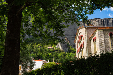 ギリシャ　カランバカの町から見えるメテオラの奇岩と聖ヴィッサリオンの大聖堂教会　St Vissarion Holy Metropolitan Orthodox Church