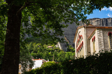 ギリシャ　カランバカの町から見えるメテオラの奇岩と聖ヴィッサリオンの大聖堂教会　St Vissarion Holy Metropolitan Orthodox Church