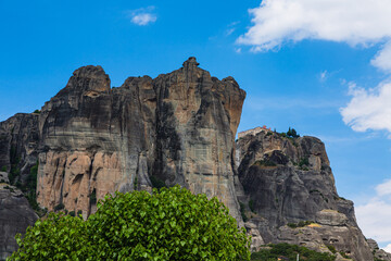 Fototapeta premium ギリシャ カランバカの町から見えるメテオラの奇岩とアギア・トリアダ修道院