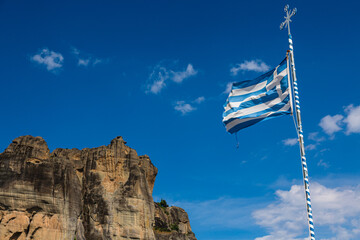 ギリシャ　カランバカの町から見えるメテオラの奇岩とギリシャ国旗