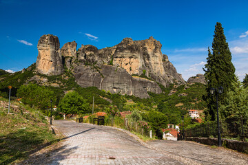 Fototapeta na wymiar ギリシャ　カランバカの町から見えるメテオラの奇岩群