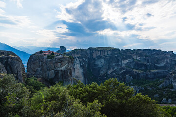 ギリシャ　メテオラの奇岩の上に建つアギア・トリアダ修道院と奇岩群