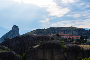 ギリシャ　メテオラのアギア・トリアダ修道院と奇岩群