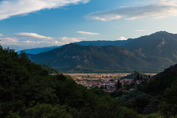 ギリシャ　メテオラのアギア・トリアダ修道院までのトレッキングコースから見えるカランバカの街並みと後ろに広がるピンドス山脈