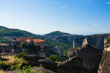 Fototapeta na wymiar ギリシャ　メテオラの断崖絶壁の岩山の上に建つヴァルラアム修道院