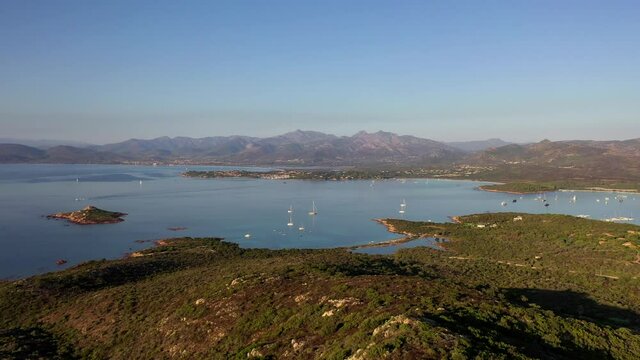 La costa, il mare e le isole della Sardegna. Capo Coda Cavallo. Ripresa aerea con il drone. Italia.. BAIA SALINEDDA, SALINA BAMBA