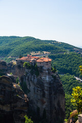 Fototapeta na wymiar ギリシャ　メテオラのメガロ・メテオロン修道院から望む断崖絶壁の岩山の上に建つヴァルラアム修道院