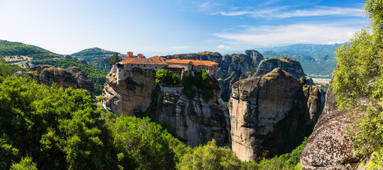 Fototapeta premium ギリシャ メテオラの断崖絶壁の岩山の上に建つヴァルラアム修道院と奇岩群