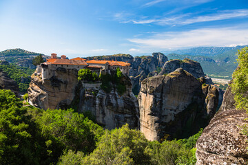 Fototapeta na wymiar ギリシャ　メテオラの断崖絶壁の岩山の上に建つヴァルラアム修道院と奇岩群