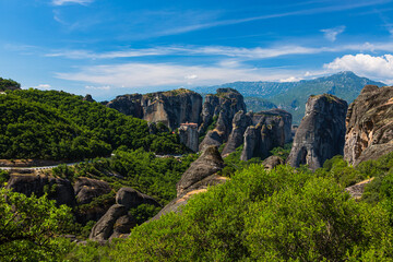 Fototapeta na wymiar ギリシャ　メテオラの断崖絶壁の岩山の上に建つルサヌ修道院と周りを囲む奇岩群