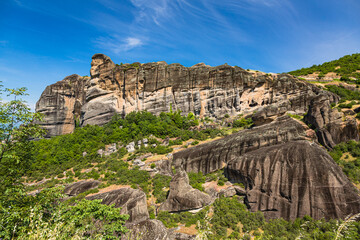 ギリシャ　メテオラの断崖絶壁の奇岩群