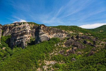 ギリシャ　メテオラの断崖絶壁の岩山