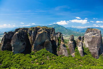 ギリシャ　メテオラの断崖絶壁の岩山と後ろに広がるピンドス山脈