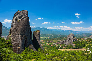 ギリシャ　メテオラの断崖絶壁の岩山と後ろに広がるピンドス山脈