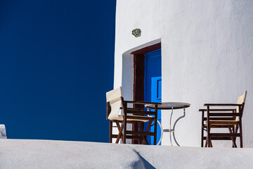 ギリシャ　サントリーニ島のイアの白い壁と青い扉の建物