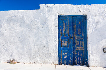ギリシャ　サントリーニ島のイアの白い壁と青い扉