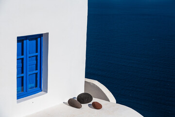 ギリシャ　サントリーニ島のイアの白い家と青い窓
