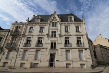 Fototapeta na wymiar Immeuble typique, vue de l'exterieur, ville de Poitiers, departement de la Vienne, France